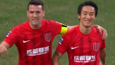 《斯洛特发声：争议进球引热议，揭秘曼城与狼队相似判罚之谜！》